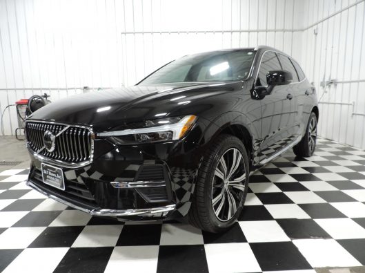 2022 Volvo XC60 Black 001