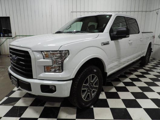 2016 Ford F150 Super Crew White 001