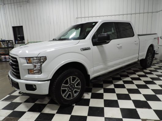 2016 Ford F150 Super Crew White 002