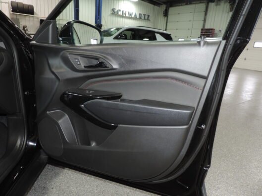 2025 Chev Trax RS Black 021